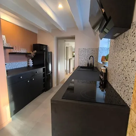 Au Pied Des Vignes *